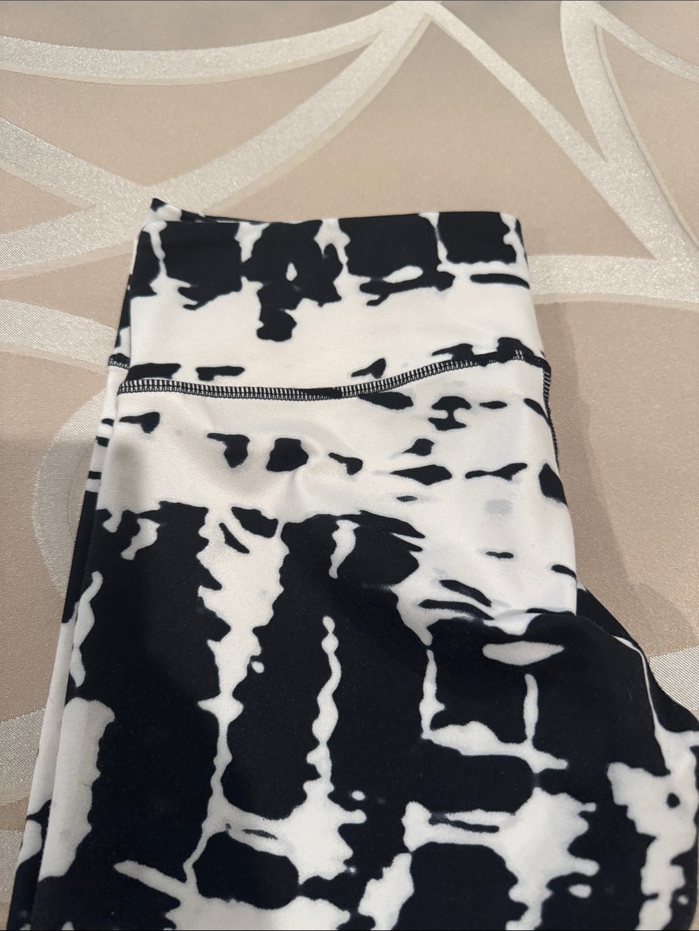 ALO Yoga Black & White Tie-Dye Leggings - Picture 2 of 5